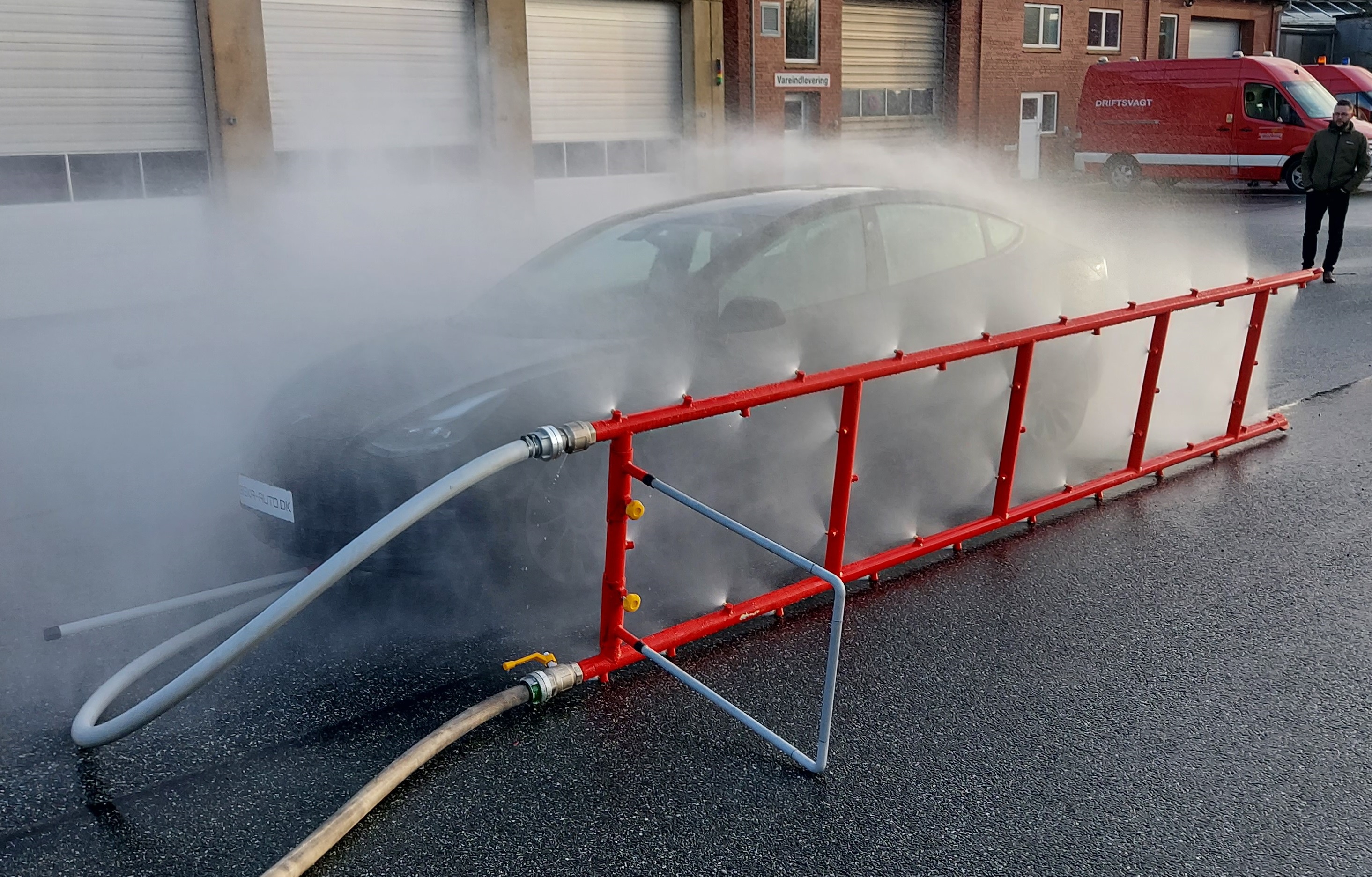 FRA LASTVOGNSBRANCHEN TIL BRANDSLUKNINGSUDSTYR